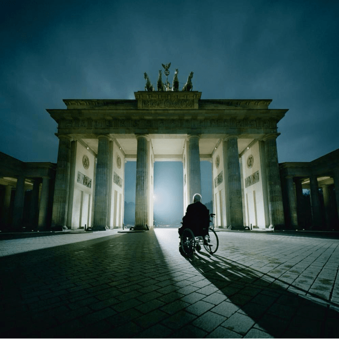 Гельмут Коль у Бранденбургских ворот спустя 25 лет после падения Берлинской стены